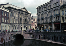 849825 Gezicht op het Stadhuis aan de Stadhuisbrug te Utrecht, met rechts het warenhuis van Vroom & Dreesmann ...